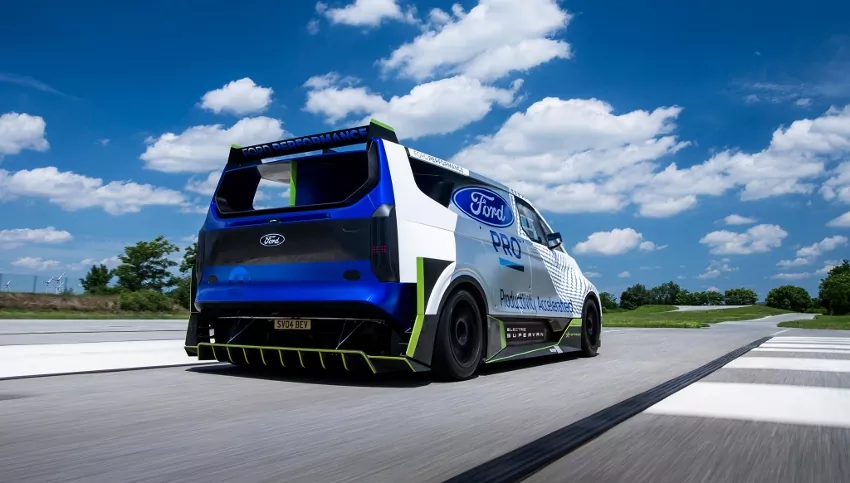 Ford Pro Electric SuperVan: Výkonnejší Transit nestretnete