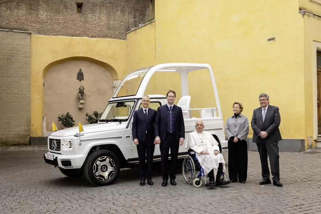 Pápež dostal nový elektrický papamobil prestavaný z Mercedesu G