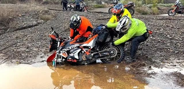 Gangster na KTM 890 Adventure R v Andalúzii