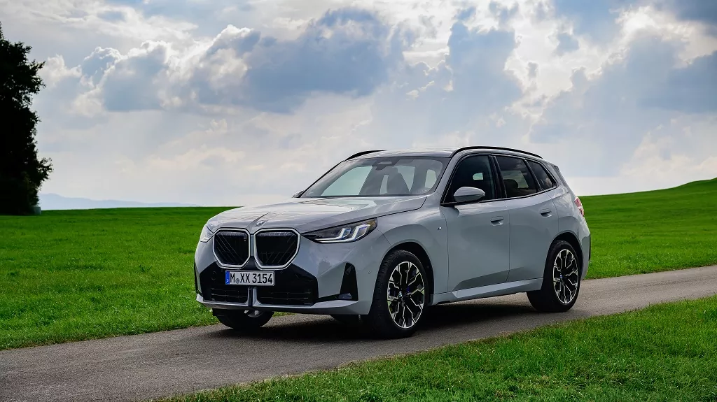 BMW X3 dostalo naftový šesťvalec, modely i5 dlhší dojazd