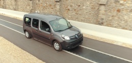Renault predviedol bezdrôtové nabíjanie elektromobilu pri rýchlosti 100 km/h