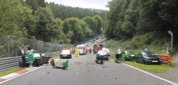 V nedeľu Nürburgring zatvorili po ťažkej nehode desiatich áut