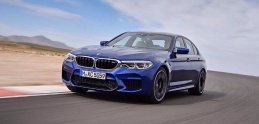 Prichádza BMW M5, prepnutím režimu sa zmení zo štvorkolky na driftovaciu mašinu