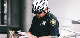 Policajná śikana od susedov: Pomáhať a chrániť je motto iba na papieri