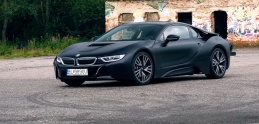 Test: BMW i8 nielen dobre vyzerá, ale je skutočne rýchle