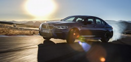 Nové BMW M5 malo byť pôvodne so zadným pohonom
