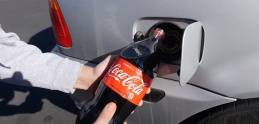 Cola namiesto benzínu? Na následky sa pozrel známy youtuber