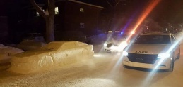 Snehové kráľovstvo: Kanaďan si vystrelil z policajtov autom zo snehu