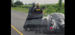 Polícia zastavila Batmana. Ten ani vtedy nestratil rozvahu