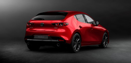 Nová Mazda3 prichádza ako hatchback aj sedan, červená jej pristane